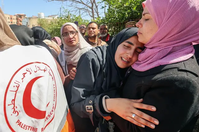 Nasır Hastanesi'nde, İsrail güçleri tarafından öldürülen Filistin Kızılayı ve diğer acil servis görevlileri için düzenlenen cenaze töreni (31 Mart)