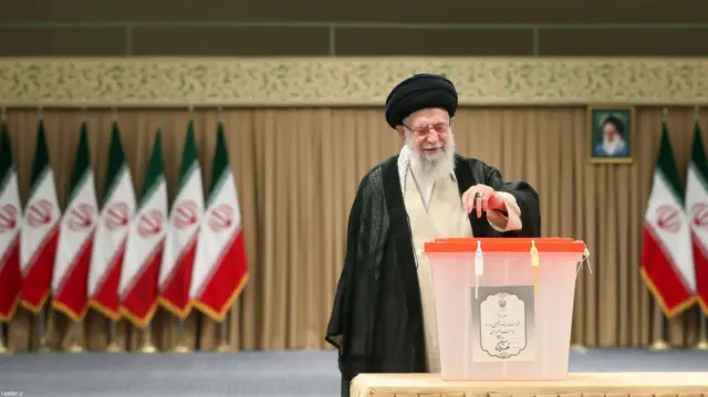 رای دادن خامنه ای