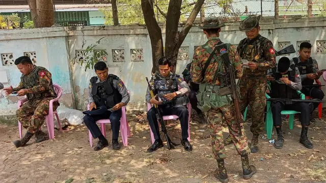 ရွှေဘိုမြို့အထက်တန်းကျောင်းမှာ လုံခြုံရေးစောင့်နေတဲ့ စစ်ကောင်စီတပ်ဖွဲ့ဝင်တွေ 