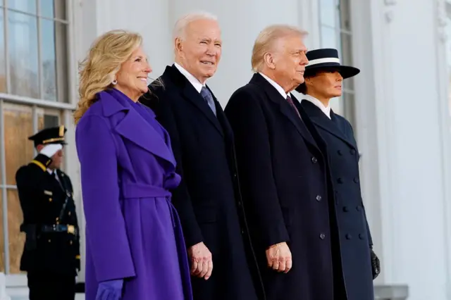 A primeira-dama Jill Biden, o presidente dos EUA, Joe Biden, o presidente eleito dos EUA, Donald Trump, e Melania Trump antes de sua posse, na Casa Branca