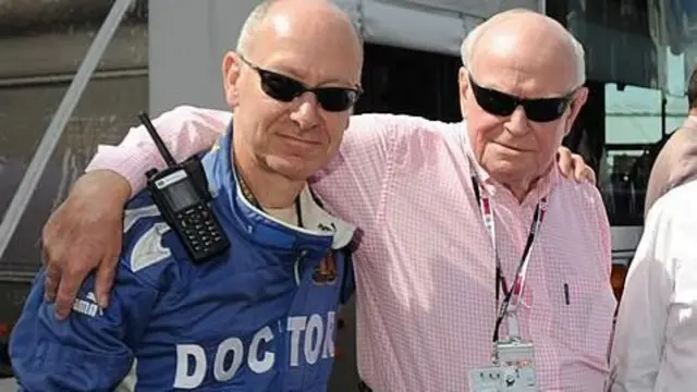 Geri Hartstajn (levo) i Sid Votkins poziraju 2010. na Velikoj nagradi Britanije. Harstajn je 2005. nasledio Votkinsa na mestu glavnog lekara Formule 1.