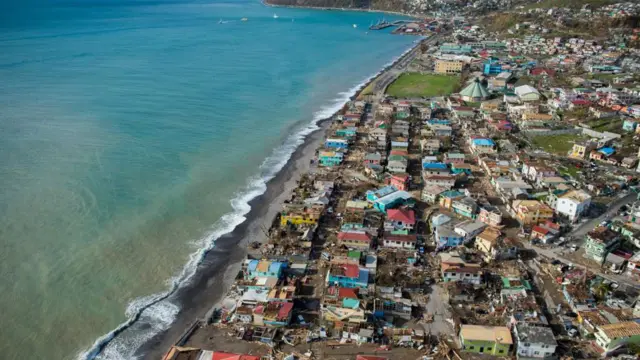 Vista panorâmica da costa de Dominica