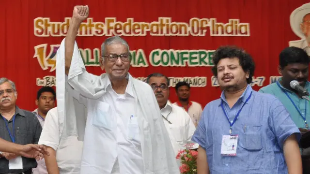 அந்தக் கட்டுரையின் இறுதியில், மதுரை அமெரிக்கன் கல்லூரியில் படித்த என். சங்கரய்யா படிப்பை முடிக்கும் காலகட்டத்தில் சிறைக்குச் சென்றுவிட்டதால் அவரால் படிப்பைத் தொடர முடியவில்லை; எனவே பட்டமும் வழங்கப்படவில்லை. ஆகவே, அவருக்கு கௌரவ பட்டம் வழங்க மதுரை காமராசர் பல்கலைக்கழகம் முயற்சிகளை மேற்கொள்ள வேண்டும் எனக் குறிப்பிட்டிருந்தார். அதன் அடிப்படையிலேயே மதுரை காமராஜர்ர் பல்கலைக்கழகம் மூலம் என். சங்கரய்யாவுக்கு கௌரவ டாக்டர் பட்டம் வழங்க பரிந்துரைக்கப்பட்டது. அந்த டாக்டர் பட்டம் இந்த மாதம் 2ஆம் தேதி வழங்கப்படவிருந்தது. ஆனால், அந்த டாக்டர் பட்டத்தில் கையெழுத்திட தமிழ்நாடு ஆளுநர் ஆர்.என். ரவி மறுத்துவிட்டதால் அவருக்கு அந்த டாக்டர் பட்டம் வழங்கப்படவில்லை. அந்த பட்டமளிப்பு விழாவை உயர்கல்வித் துறை அமைச்சர் க. பொன்முடி புறக்கணித்தார். இன்று காலமான அவரது உடல் முதலில் அவருடைய இல்லத்திற்கு எடுத்துச் செல்லப்பட்டது. பிறகு தியாகராய நகரில் உள்ள மார்க்சிஸ்ட் கம்யூனிஸ்ட் கட்சியின் அலுவலகத்தில் பொதுமக்கள், தொண்டர்கள் அஞ்சலி செலுத்துவதற்காக வைக்கப்படும். என். சங்கங்கரய்யா இறந்த செய்தி வெளியானதும் அவர் அனுமதிக்கப்பட்டிருந்த தனியார் மருத்துவமனைக்கு வந்த முதலமைச்சர் மு.க. ஸ்டாலின், அவரது உடலுக்கு அஞ்சலி செலுத்தினார்.