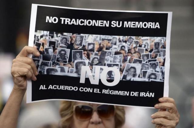 Una mujer carga una pancarta en rechazo al acuerdo entre Argentina e Irán.