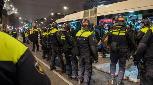 policía antidistubrios. fútbol israelíes en Ámsterdam