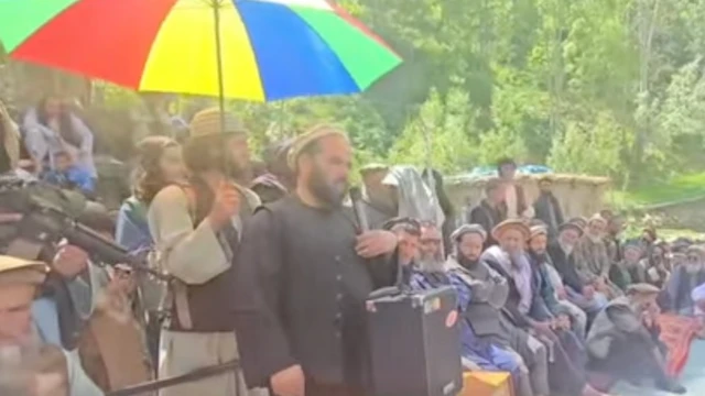 آقای فاتح در حال سخنرانی در میان هوادارنش