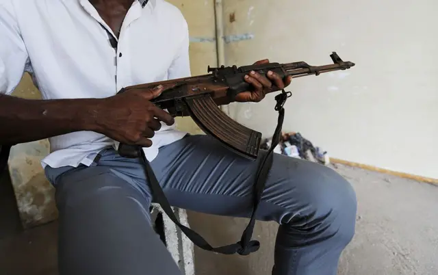 Un homme avec un kalaschnikov dans les mains