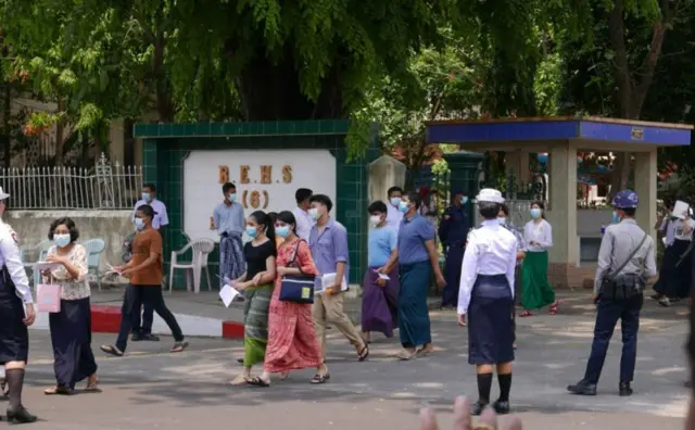 စစ်အာဏာသိမ်း၊ တက္ကသိုလ်ဝင်တန်း၊ ဖြေဆိုကျောင်းသား