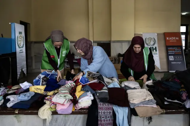Ankara'ya gelen kişilere kıyafet, yemek, kalacak yer sağlanıyor, çocuklara ruh sağlığı için iyi gelecek oyuncak veriliyor