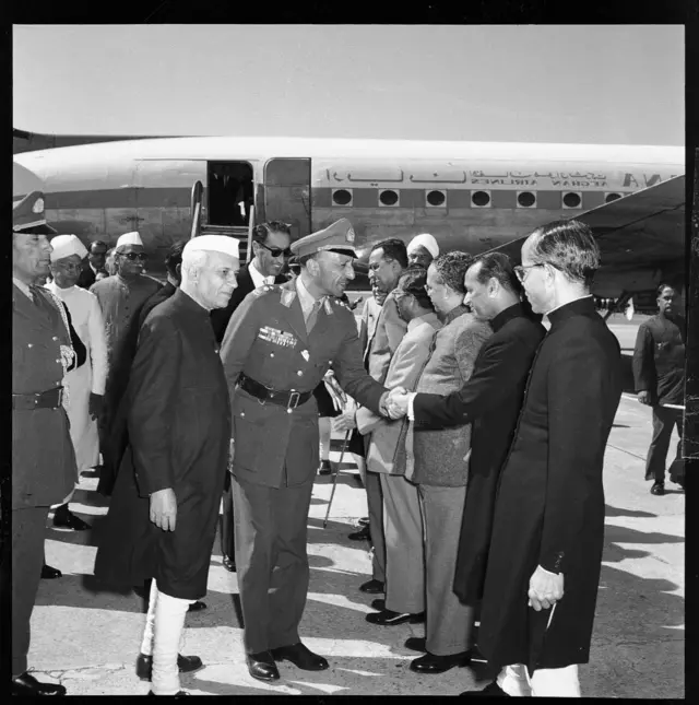 جب ظاہر شاہ نے 1958 میں انڈیا کا دورہ کا تھا تو وزیر اعظم نہرو نے ان کا ايئرپورٹ پر صدرجمہوریہ اور دیگر اعلی اہلکاروں کے ساتھ استقبال کیا تھا