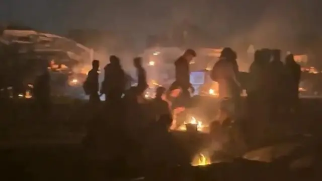 Picha iliyowekwa kwenye Instagram inaonesha watu wakisubiri msafara wa misaada gizani