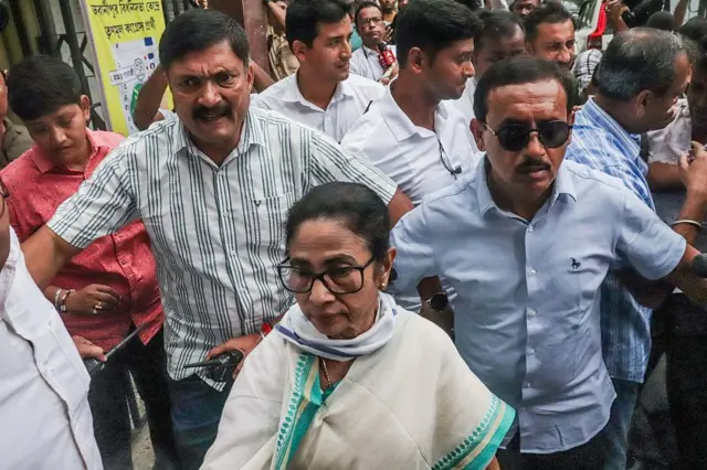 মুখ্যমন্ত্রী মমতা ব্যানার্জী ভোটগ্রহণের দিন (২৯শে এপ্রিল) নিজের কেন্দ্র ভবানীপুরে