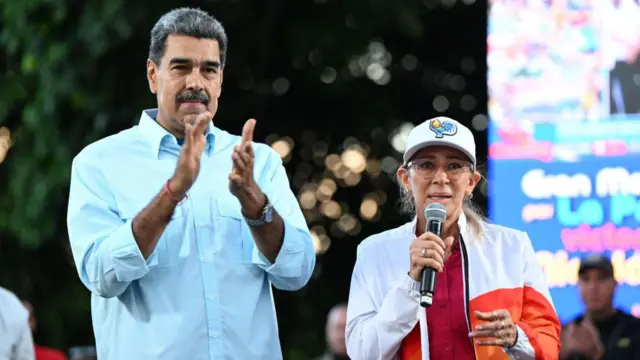 Nicolás Maduro aplaude e Cilia Flores fala em evento público