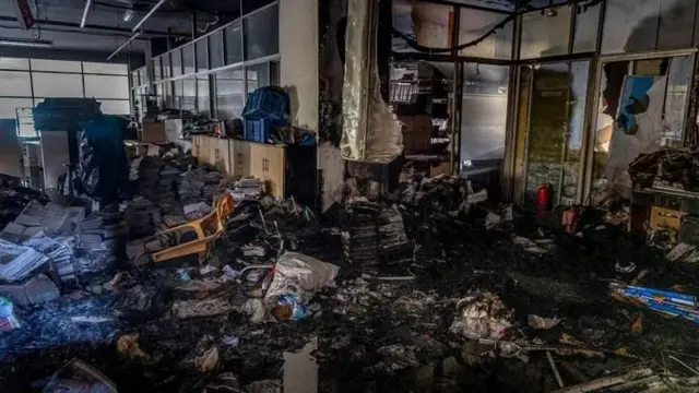 ডেইলি স্টারের ভেতরে ভাঙচুর, অগ্নিসংযোগ, লুটপাট চালায় হামলাকারীরা