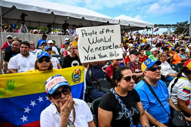 अगस्त, 2024 में फ़्लोरिडा में वेनेज़ुएला की विपक्षी पार्टी की रैली में दुनिया से वेनेज़ुएला सरकार पर दबाव डालने की मांग की गई थी कि वह एडमुंडो गोंज़ालेज़ उर्रुतिया की राष्ट्रपति चुनाव में जीत को स्वीकार करे