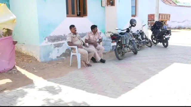சாதிய மோதலுக்கு பிறகு கண்காணிப்பு பணியில் ஈடுபட்டிருக்கும் போலீசார் 