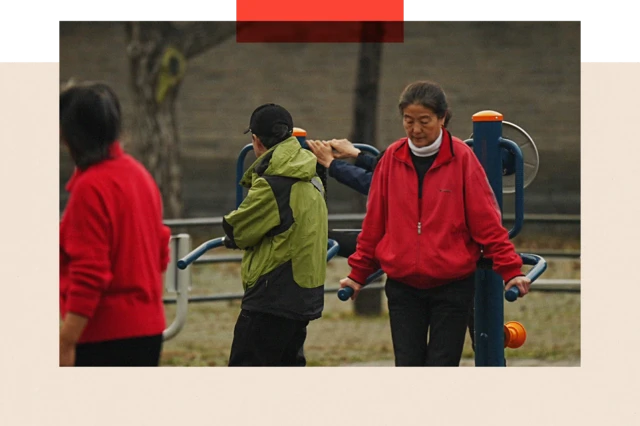 Un groupe de personnes sur l'exercice d'équipement de gymnastique dans le parc
