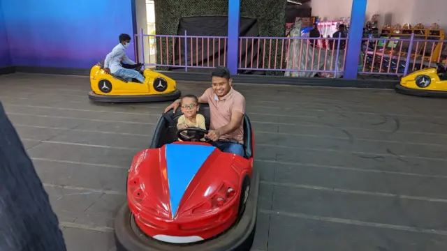 বাবার সঙ্গে শিশু আয়ান আহমেদ