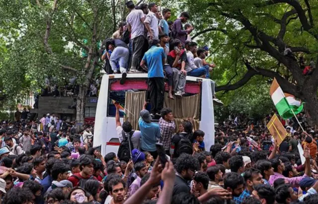 कॉक्रोच जनता पार्टीचं आंदोलन, 70 जण ताब्यात घेतल्याची पोलिसांची माहिती, जखमींबाबत काय म्हटलं?