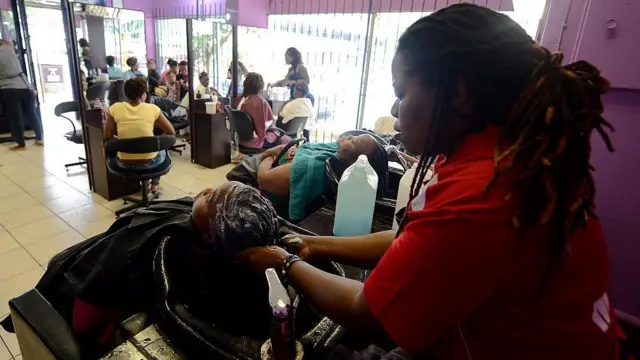 Aworan awọn obinrin to n ṣe irun wọn loge