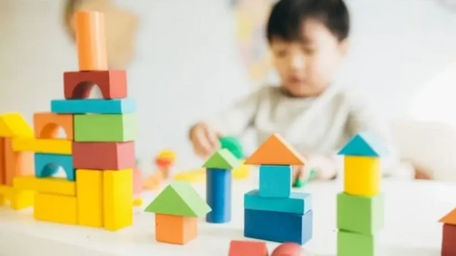 طفل يلعب بالمكعبات 