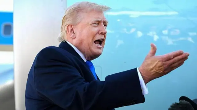 डोनाल्ड ट्रंप 