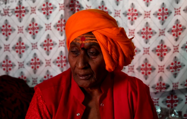 माईवाड्यातील श्रीमहंत माई ओमा गिरी या ज्येष्ठ साध्वी आहेत.