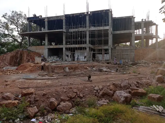 పూర్వ విద్యార్థులు నిర్మిస్తున్న భవనం