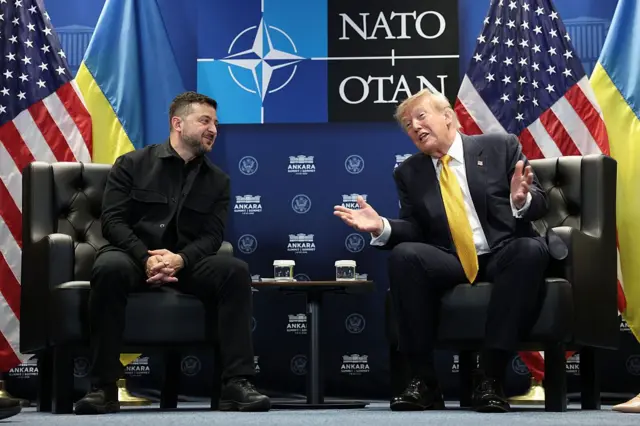Ukrayna lideri Zelenskiy ve ABD lideri Trump NATO zirvesi sırasında yaptıkları ikili görüşmenin ardından oturdukları koltuklarda basının sorularını yanıtlıyor. Arkalarında iki ülkenin bayrakları ve NATO logosu var