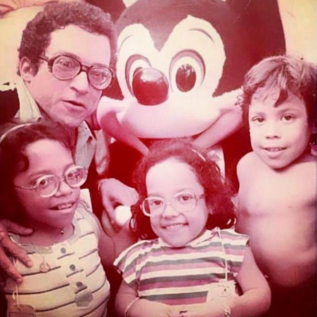 Nelson com os filhos ao lado de boneco do Mickey 