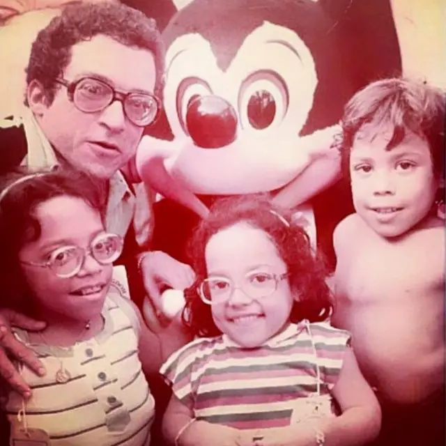 Nelson com os filhos ao ladobet365 visaboneco do Mickey 