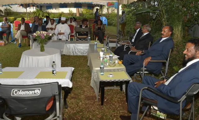 እቲ ፕረዚደንት ኣብ ናይሮቢ ኣብ ዝጸንሓሉ እዋን፡ ምስ ኣባላት ማሕበረኮም ኤርትራ ኣብ ኬንያ ከምዝተረኸበ ሚኒስተር ዜና የማነ ገብረመስቀል ሓቢሩ።