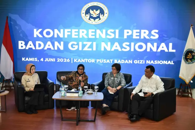 Kepala Badan Gizi Nasional Nanik S Deyang (kedua kiri) didampingi Wakil Kepala BGN Agustina Arumsari (kedua kanan), Wakil Kepala BGN Mayjen TNI Trenggono (kanan) dan Kepala Biro Hukum dan Humas BGN Khairul Hidayati (kiri) menyampaikan keterangan pers di Kantor Pusat BGN, Jakarta, Kamis (4/6/2026). Konferensi pers tersebut memperkenalkan dua Wakil Kepala BGN yang baru dan menyampaikan perbaikan tata kelola program Makan Bergizi Gratis (MBG) 2026 dimulai dari mengoptimalkan efisiensi anggaran. 