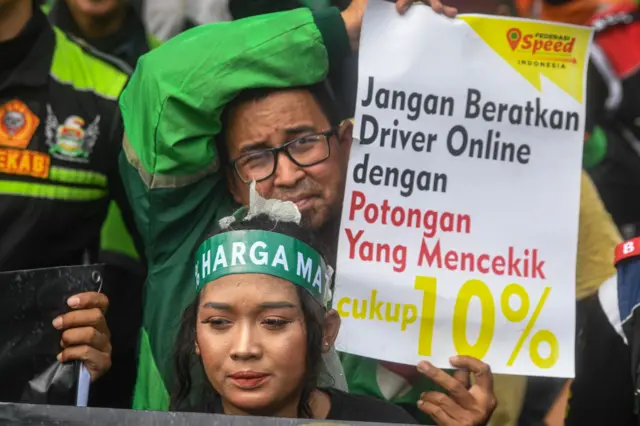 Sejumlah pengemudi ojek daring (ojol) melakukan aksi demonstrasi di kawasan Patung Kuda, Jakarta, Selasa (20/5/2025).
