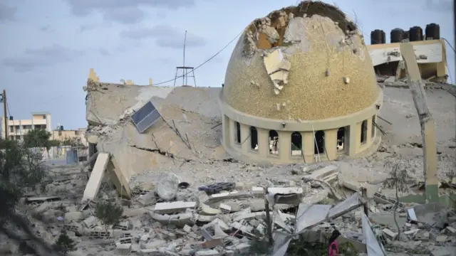 ইসরায়েলের হামলায় গাজায় বিধ্বস্ত মসজিদ।