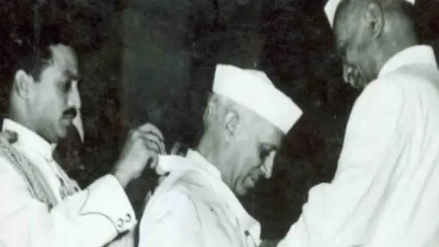 இந்தியாவின் முதல் குடியரசுத் தலைவர் ராஜேந்திர பிரசாத் நேருவுக்கு பாரத ரத்னா விருதை வழங்கினார்.