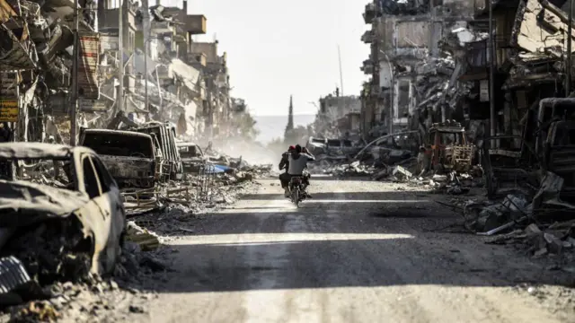 Kesepakatan yang ditengahi oleh koalisi AS-Kurdi mencegah pertempuran jalanan yang berkepanjangan di kota Raqqa, Suriah pada tahun 2017.