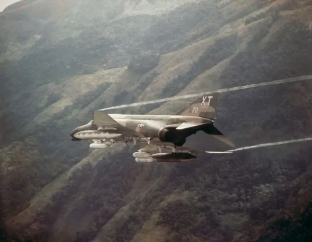 Chiến đấu cơ F-4 Phantom của Không quân Hoa Kỳ đang lao xuống tìm mục tiêu ở Bắc Việt Nam, ngày 31/8/1967 Chiến đấu cơ F-4 Phantom của Không quân Hoa Kỳ đang lao xuống tìm mục tiêu ở Bắc Việt Nam, ngày 31/8/1967