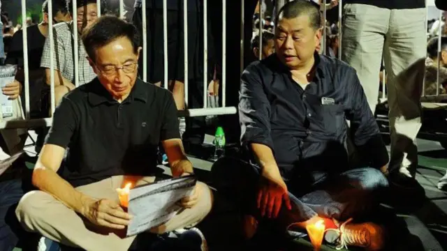 جيمي لاي مع آخرين في مظاهرة.