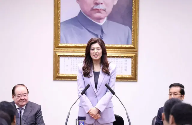 國民黨主席鄭麗文（中）率團到中國大陸訪問前，在中央黨部舉行「2026和平之旅」啟程中外記者會。