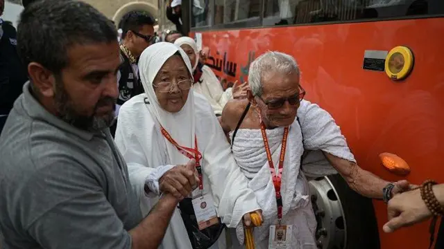 Jamaah calon haji Indonesia berjalan menuju bus yang akan membawa mereka ke Arafah di Makkah, Arab Saudi, Jumat (14/6/2024). 