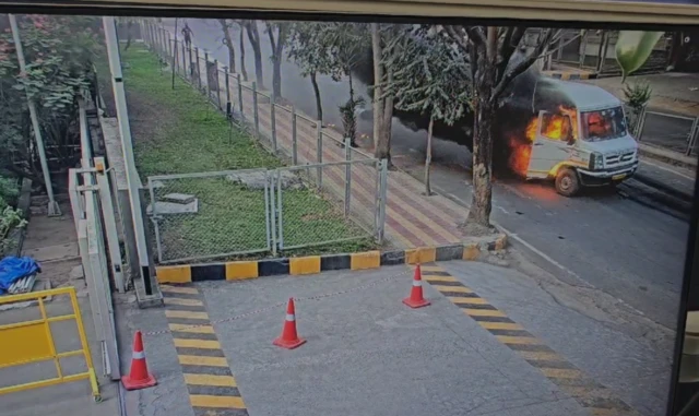 तपासणीमध्ये पोलिसांना गाडीत काडेपेटी, आग लावण्यासाठी वापरण्यात आलेल्या गोष्टी सापडल्या.

