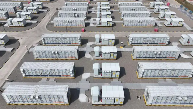 Baterías de litio que almacenan energía dispuestas una detrás de la otra en una instalación industrial