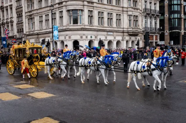 অভিষেক অনুষ্ঠান শেষে সোনালি রঙের স্টেট কোচে চড়ে বাকিংহাম প্রাসাদে ফিরে যাচ্ছেন রাজা চার্লস এবং রানি ক্যামিলা