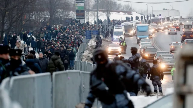 අභාවප්‍රාප්ත රුසියානු විපක්ෂ නායක ඇලෙක්සෙයි නවාල්නිගේ අවමංගල්‍ය උත්සවයේදී ඔහුට ගෞරව දැක්වීමට රුසියානුවන් රැස්ව සිටින අයුරු