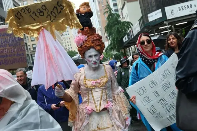 Una persona disfrazada de un monarca decrépito