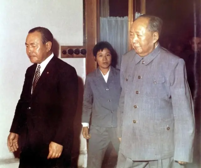 1972年9月25日，一架载有庞大访问团的日本专机在北京降落。这是二战后首次有日本飞机进入北京。机上人员包括时任日本首相田中角荣和外相大平正芳等人。