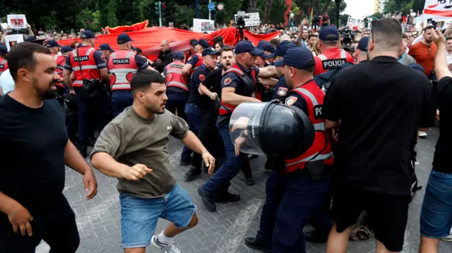 protesti u tirani