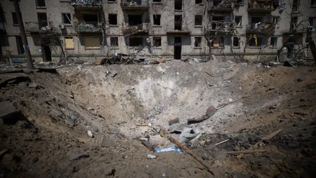 Наслідки російського удару: вирва перед житловим будинком у Києві.