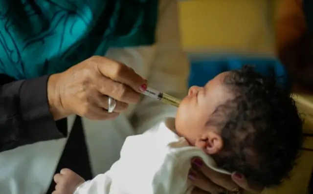 Une infirmière s'occupe d'un enfant malade